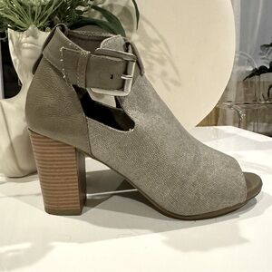 SoleSensitivity Sz 7 Sexy comfy heels, peep toe booties Stretch taupe material